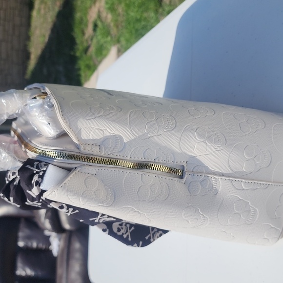 BETSEY JOHNSON SKULL SATCHEL - Picture 4 of 12